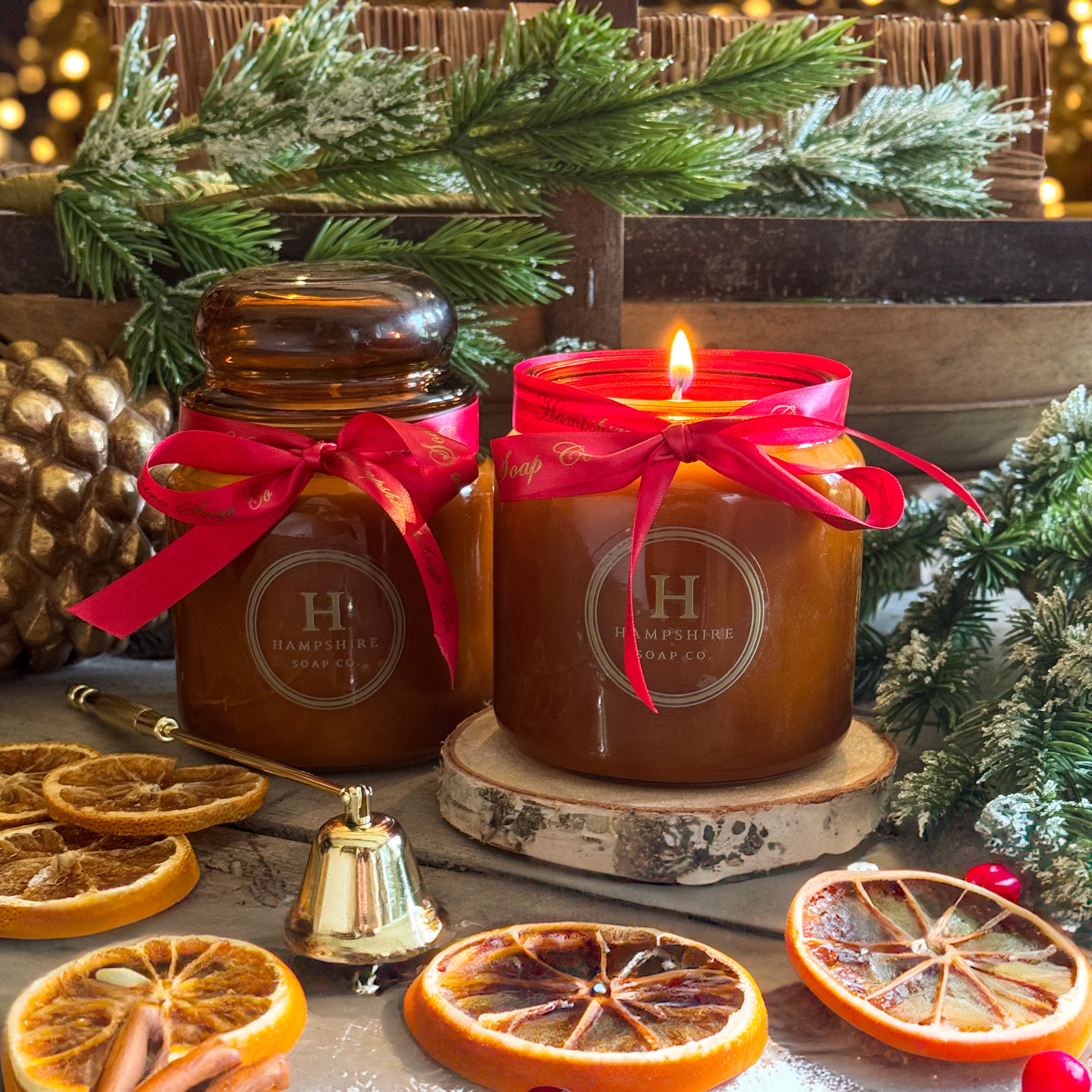 Orange, Cranberry & Cinnamon - Bright citrus and tart cranberry meet warming spice in this cheerful, festive fragrance.